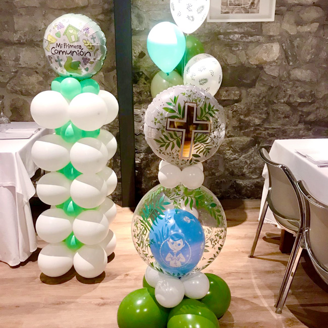 decoración con globos para comuniones en donostia. columnas decorativas con globos